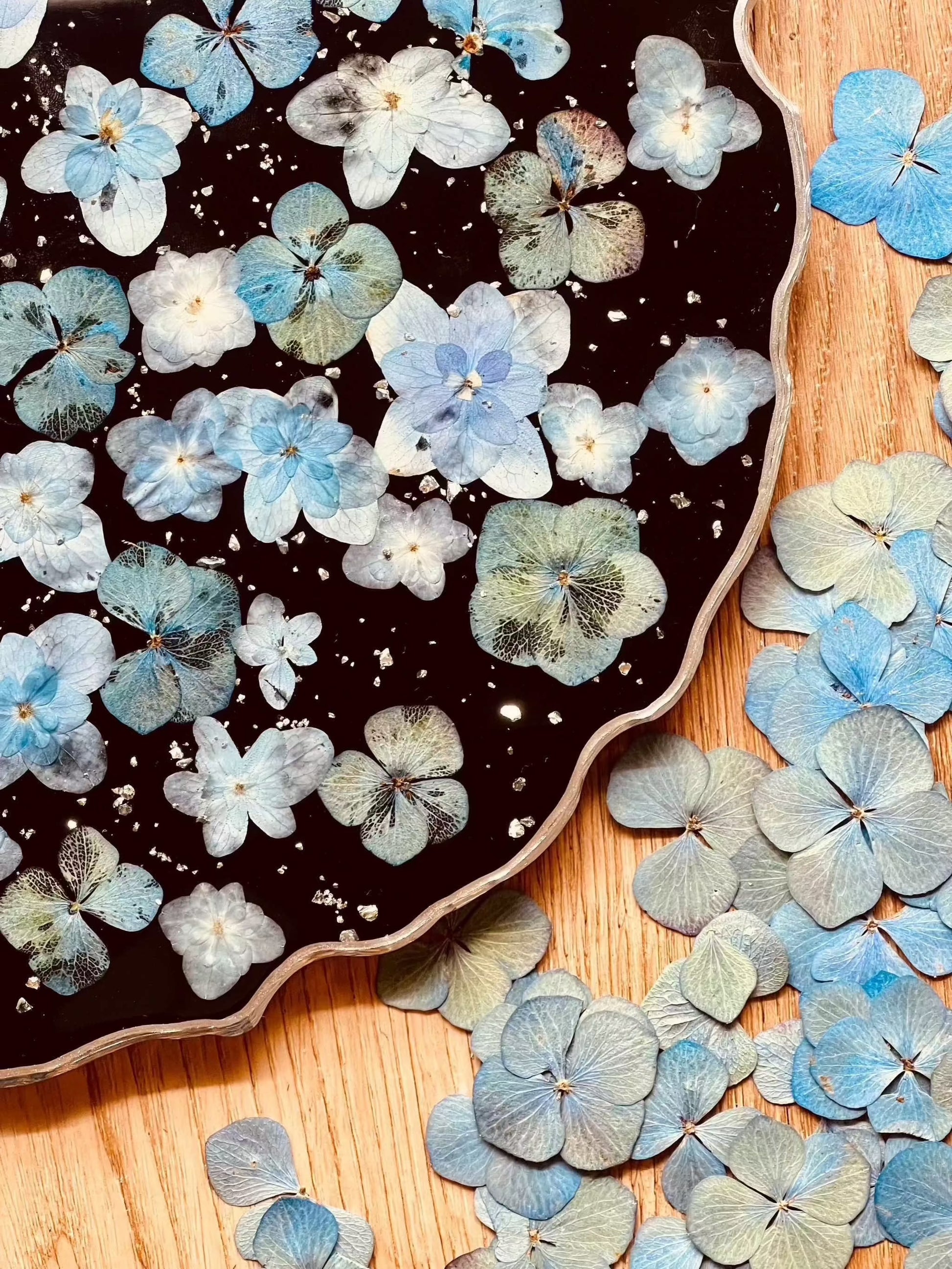 Perfekt für Resin Art – diese getrockneten Blumen lassen sich ideal in Epoxidharz einarbeiten und verleihen Schmuck oder Tabletts eine besondere Note.
